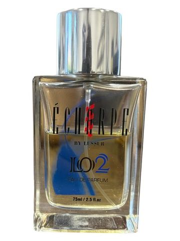 Lussur L02 fragrance bottle