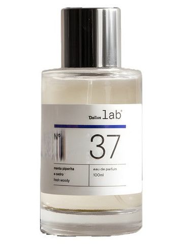 Dailus Lab Nº 37 fragrance bottle